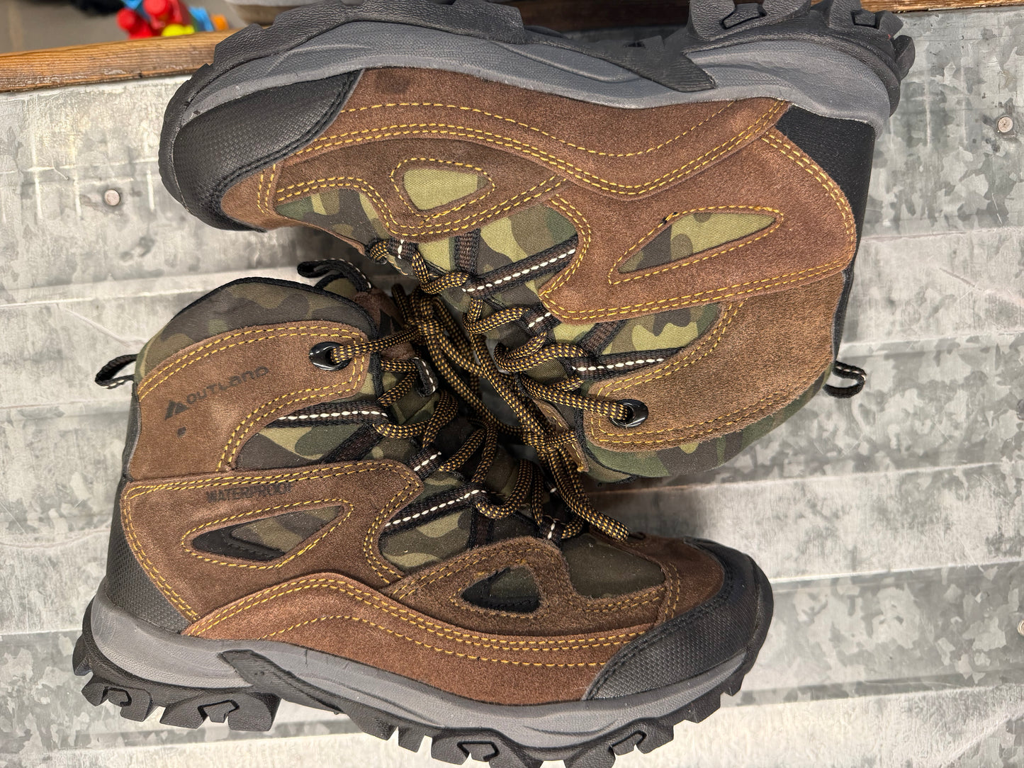 NWOT Outland Camo/Brown Hiking Boot - 5